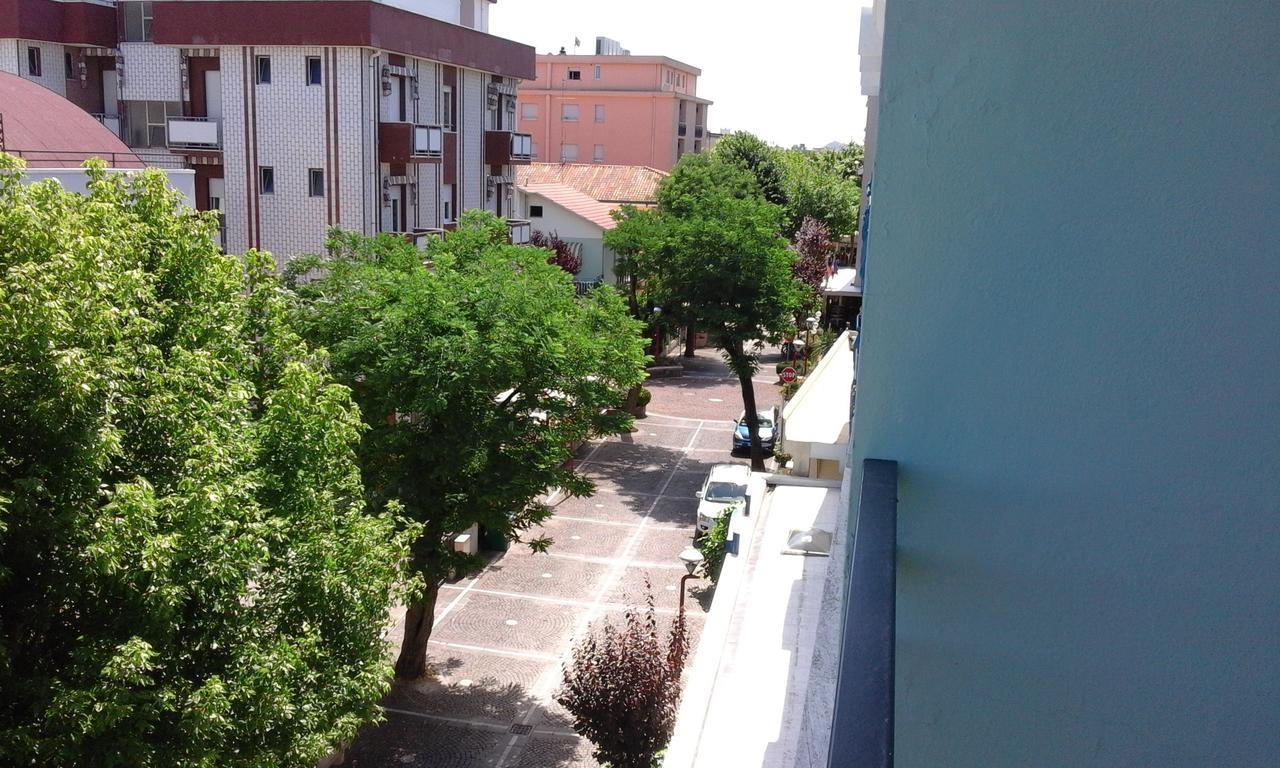 Hotel Meuble Cordiale Misano Adriatico Exterior foto